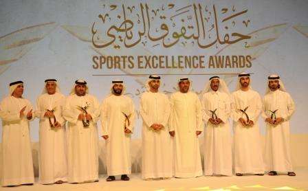 راعي الإحتفالية مع رؤساء مجالس إدارات أندية دبي الفائزين