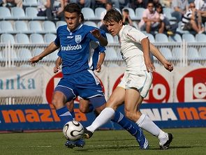 الفلسطيني أنس الشربيني / يمين / 