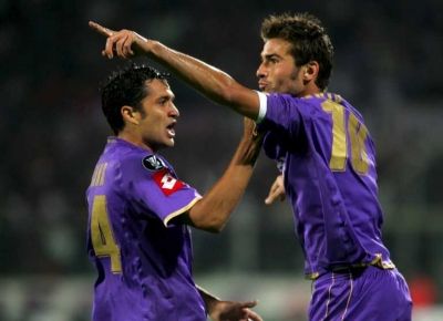 الرومانـي موتـو مهاجم فيورنتينا الإيطالي يحتفل مع زميله ألبيرتو