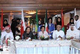 الشيخة نعيمة والشيخة حياة مع الوفود المشاركة