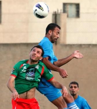 الياس "الوحدات" يزاحم الروابدة "الصريح" على الكرة بلقاء اليوم 