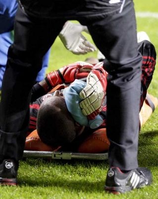 ديدا ينقل إلى خارج أرضية الملعب 