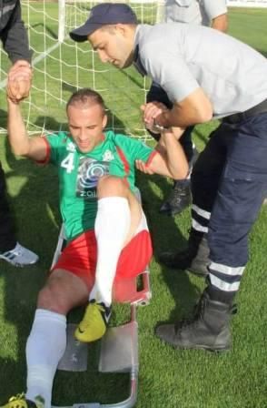 الدميري لحظة مغادرته الملعب للإصابة 