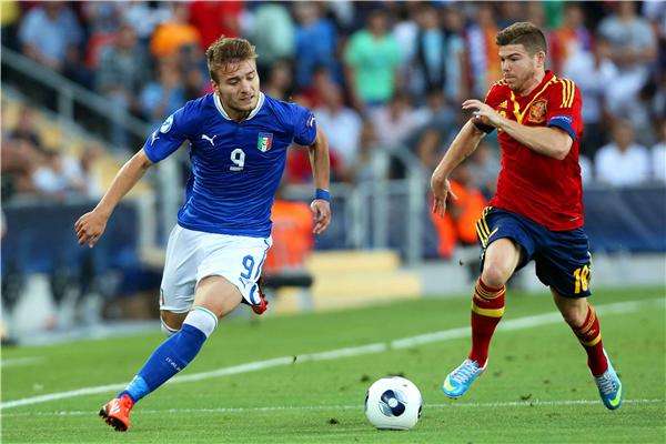 مورينو بقميص منتخب اسبانيا يمينا 