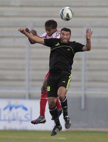 صراع هوائي على الكرة بين ناجي "البقعة" وجبارات "شباب الأردن"