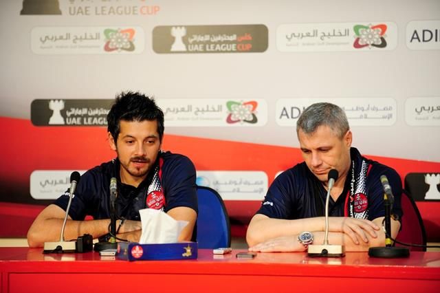 سوموديكا حزينا خلال المؤتمر الصحفي