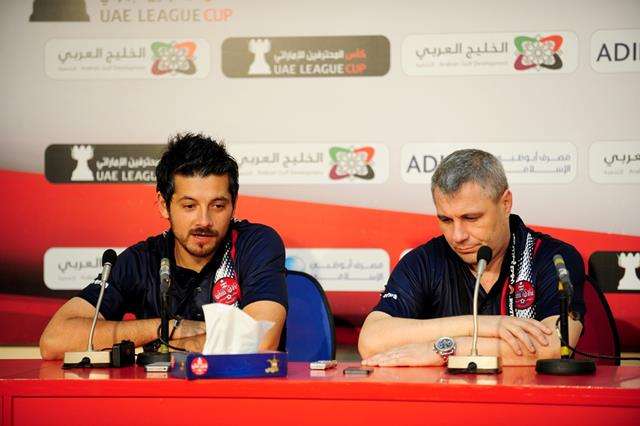 سوموديكا حزينا خلال المؤتمر الصحفي