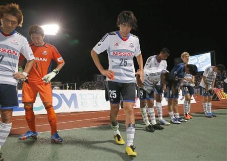 لاعبو فريق يوكوهاما يعتذرون لجماهيرهم بعد تعادلهم أمام فريق كوفو