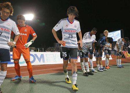 لاعبو فريق يوكوهاما يعتذرون لجماهيرهم بعد تعادلهم أمام فريق كوفو