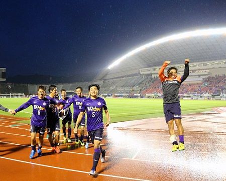 فرحة لاعبو فريق هيروشيما بعد نهاية المباراة وصعودهم لصدارة الترتيب