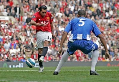 كارلوس تيفيرز لحضة تسديد الكرة والتي اتى منها الهدف الأول 