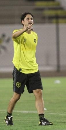 المدرب بينات يوجه اللاعبين في تدريب اليوم