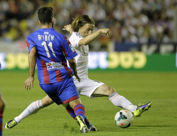 2013-10-05t191921z_1614641388_gm1e9a608zs01_rtrmadp_3_soccer-spain_reuters