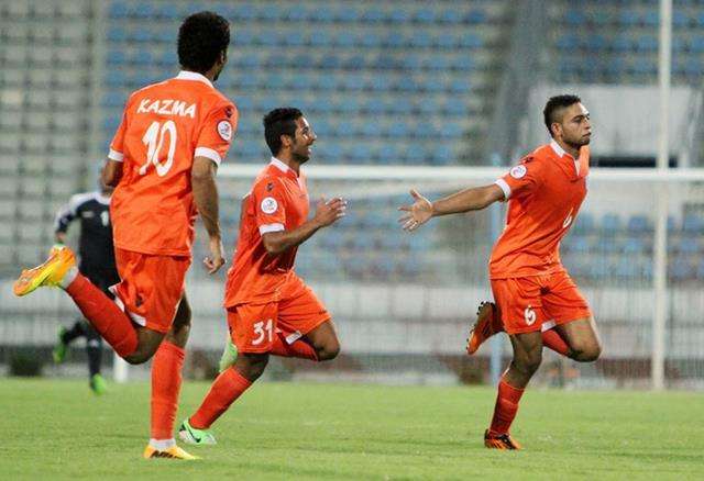 فرحة سعيد مرجان لاعب كاظمة بهدفيه في مرمى الساحل