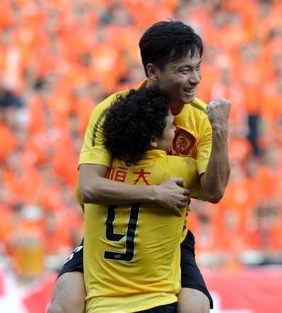 لاعبو فريق جوانجزو الصيني يحتفلون باللقب المحلي 