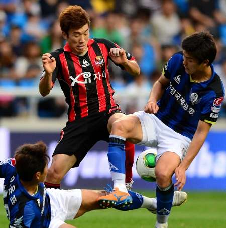 من مباراة انتشيون يونايتد و إف سي سيئول بالدوري الكوري الجنوبي ( الأحد )