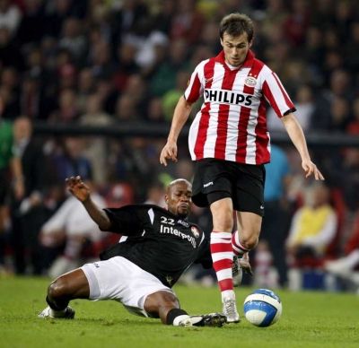 لاعب إيندهوفـن دانكـو لازوفـيـتـش يتجـاوز لاعب فـيلـيــم