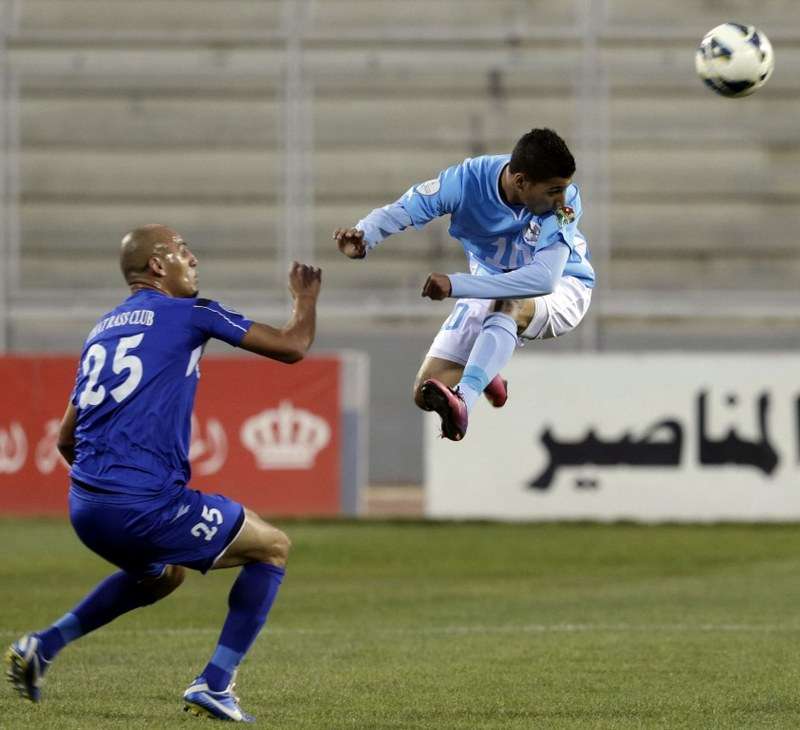 الخوالدة "الفيصلي" وأبو حلاوة "ذات راس" في لقطة خلال مباراة اليوم