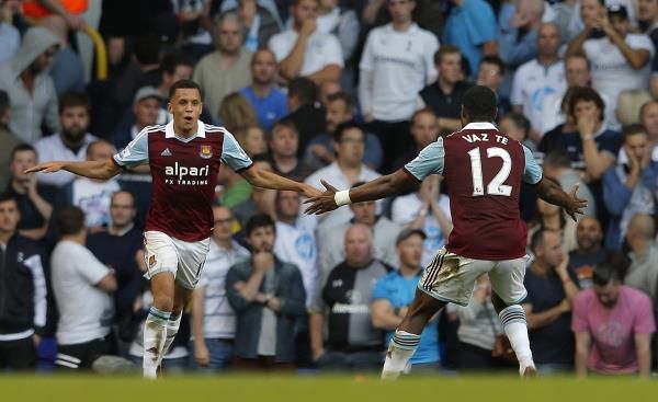 رافيل موريسون (يسار) خلال مباراة اليوم