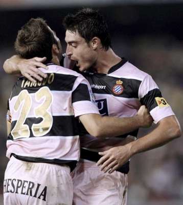 ألبيرت رييرا فرحا مع زميلة راؤول تامودو بهدف إسبانيول الأول