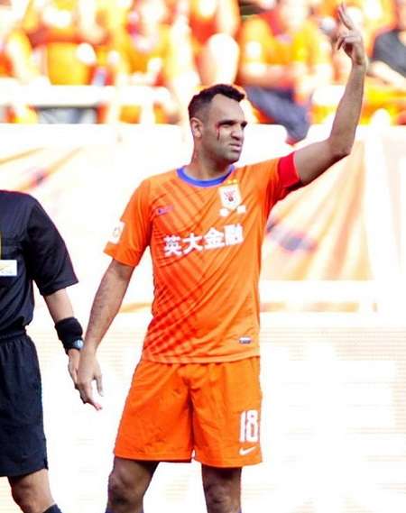 الإصابة في الرأس لم تمنع رضا عنتر من اكمال المباراة 