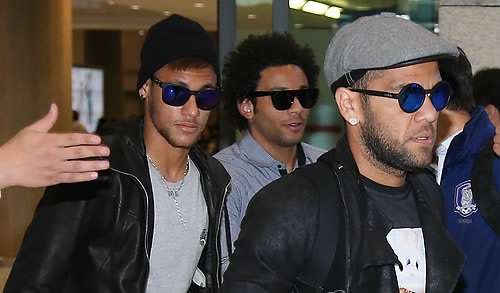 نيمار ( يسار ) برفقة زملائه البرازيليين عند وصولهم لمطار انتشون الدولي بكوريا الجنوبية