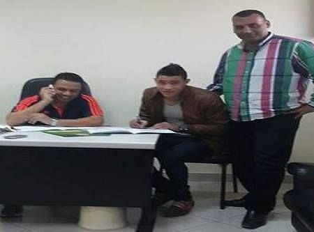 اللاعب خلال توقيعه لعقد الإنضمام للزمالك 