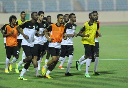 لاعبو المنتخب السعودي يجرون حركات الإحماء في مستهل تدريبهم المسائي اليوم