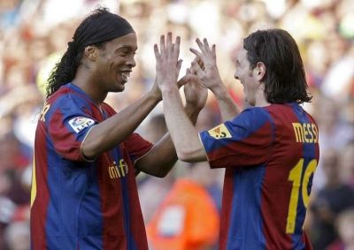 رونادينهو و ميسي بعد الهدف الثاني لبرشلونة في مرمى اتليتيكو مدريد