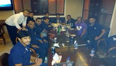 لاعبو الازرق الكويتي خلال مأدبة العشاء