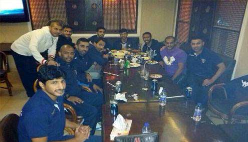 لاعبو الازرق الكويتي خلال مأدبة العشاء