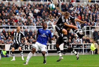 مايكـل أويـن يحـرز هـدف فريقـه الثالـث في مرمـى إيفرتـون