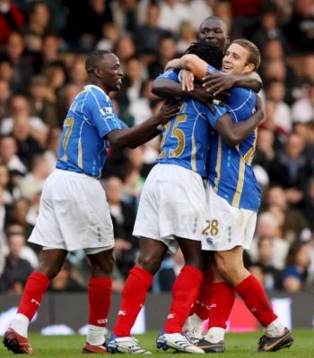 مهاجـم بورتسمـوث مـوارواري يتلقـى تهنئـة زملائـه