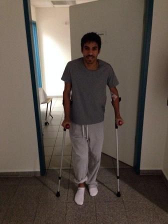 لاعب  السالمية فراج الزعبي بعد عملية الرباط الصليبي