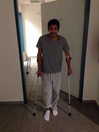 لاعب  السالمية فراج الزعبي بعد عملية الرباط الصليبي