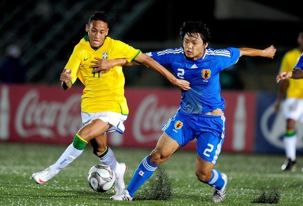 نيمار، النجم الصاعد في مونديال  نيجيريا 2009، يسجل هدف البطولة في المباراة الافتتاحية ضد اليابان