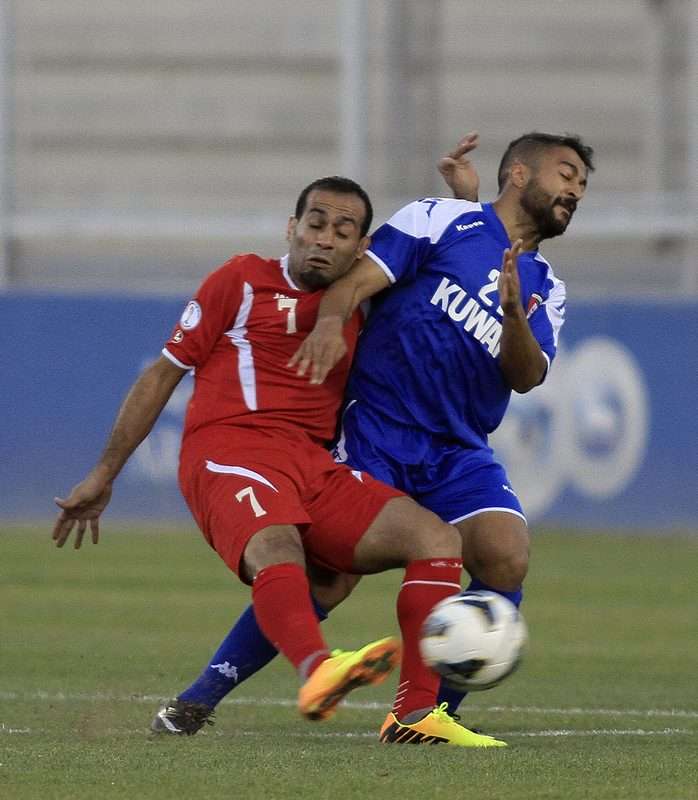 ذيب "الأردن" والمشعان "الكويت" في صراع على الكرة في مباراة اليوم 
