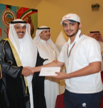 رئيس الاتحادين العربي والكويتي للرماية دعيج العتيبي مع الرامي طلال الرشيدي