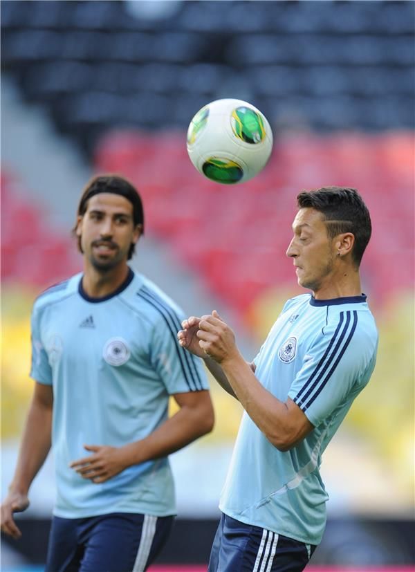 صورة تجمع بين أوزيل (يمين) وخضيرة (يسار)