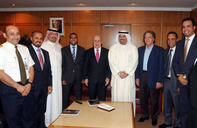 طلال الفهد مع هاشم حيدر وبعض المسؤولين الرياضيين في لبنان