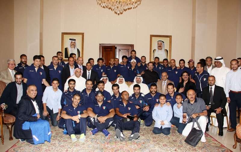 سفير دولة الكويت لدى لبنان عبدالعال القناعي خلال استقباله وفد منتخب الكويت لكرة القدم