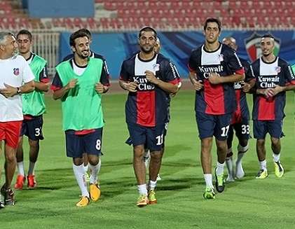 جانب من تدريبات فريق الكويت