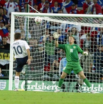 أويـن لحظـة إحرازه هدف منتخب إنجلتـرا الثاني في مبـاراة روسيا الأخيـرة