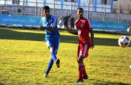 مروان شيخ العيد مهاجم شباب رفح يسدد على مرمى الأهلي           