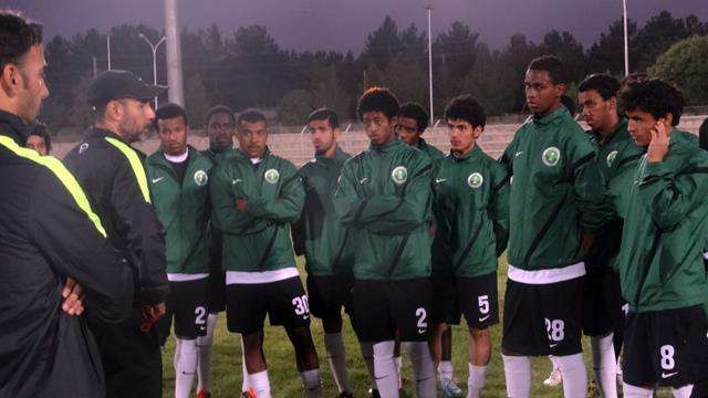 فيصل البدين يعطي تعليماته للاعبي المنتخب السعودي للشباب