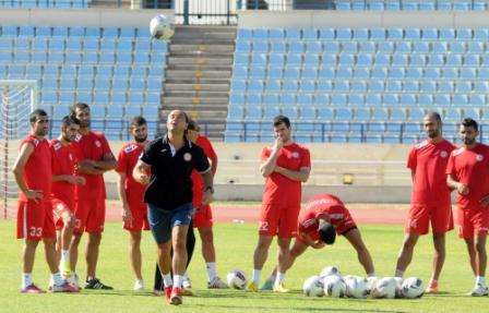 جيانيني يستعرض مهاراته امام لاعبي منتخب لبنان خلال التدريبات.