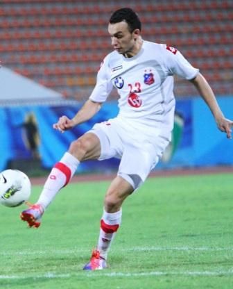 شادي الهمامي لاعب الكويت في مواجهة مدافع كاظمة