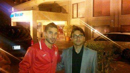 معتوق مع مراسل "كووورة" رياض عيتاني امام فندق "جولدن توليب" مقر إقامة المنتخب اللبناني مساء اليوم