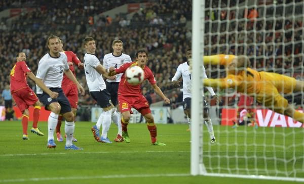 لقطة من مباراة إنجلترا والجيل الأسود في التصفيات الأوروبية المؤهلة للمونديال