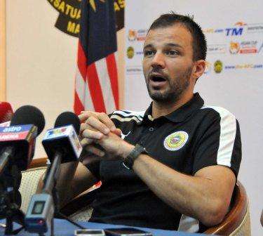 هيدسون يتحدث خلال المؤتمر الصحفي اليوم